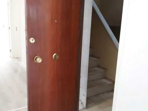 Arrendo apartamento T2 renovado com varanda e eletrodomésticos