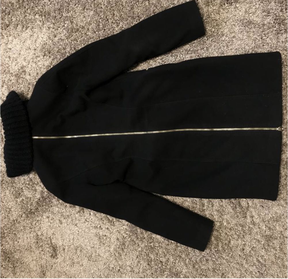 Классическое чёрное пальто с вязанной вставкой