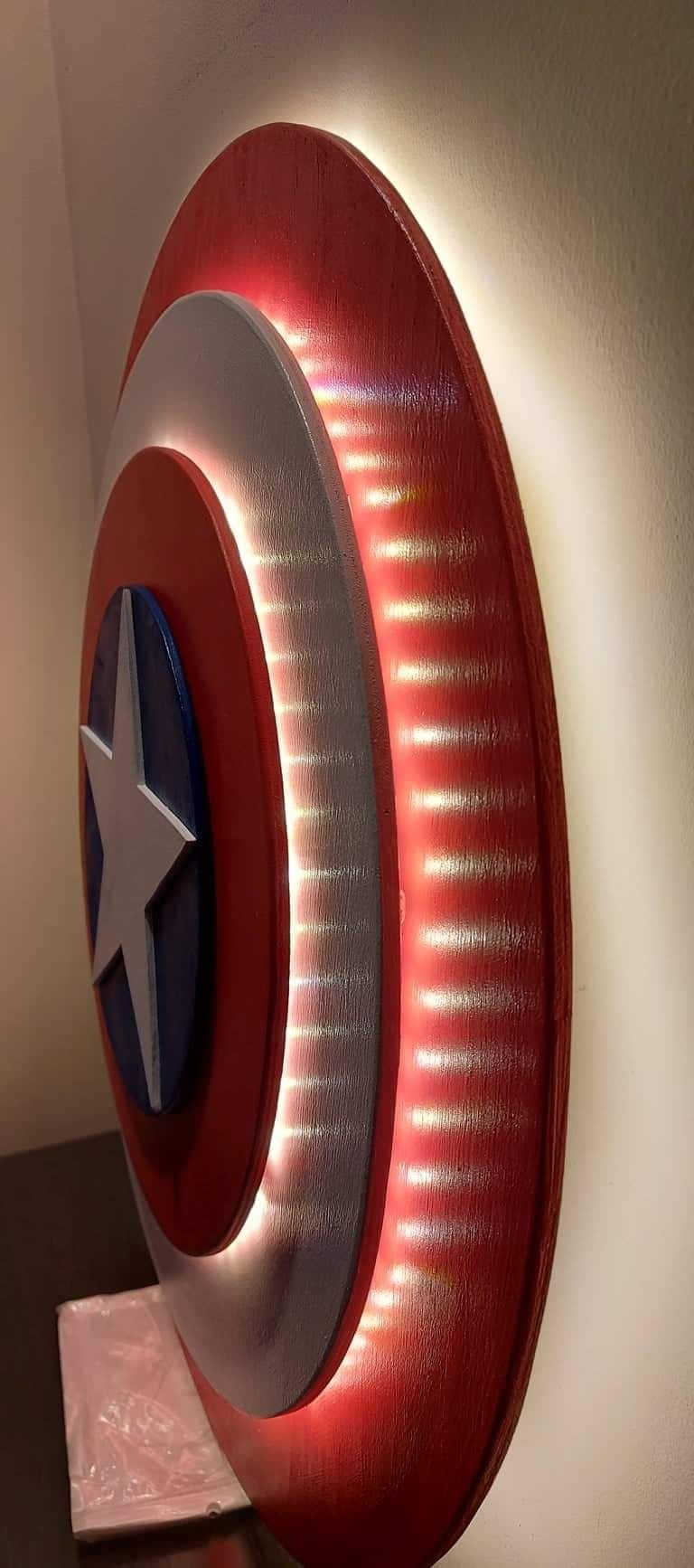 Tarcza Avengers lampka