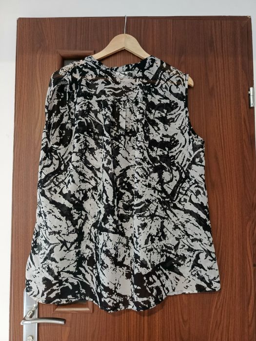 Prześwitująca bluzka, narzutka bez rękawów, zapinana na guziki r. 44 V