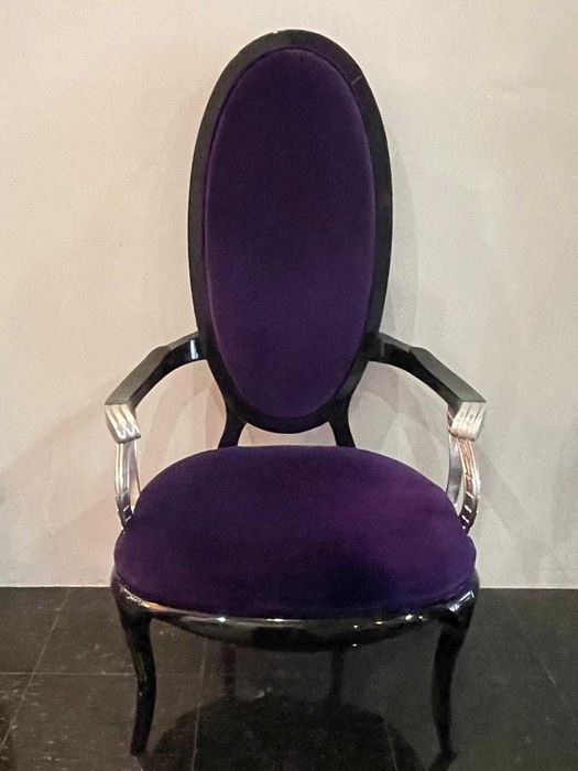 Poltrona clássica em veludo roxo de exposição