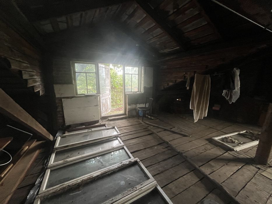 Продаж житлового будинку з великою ділянкою у центрі Куликова!