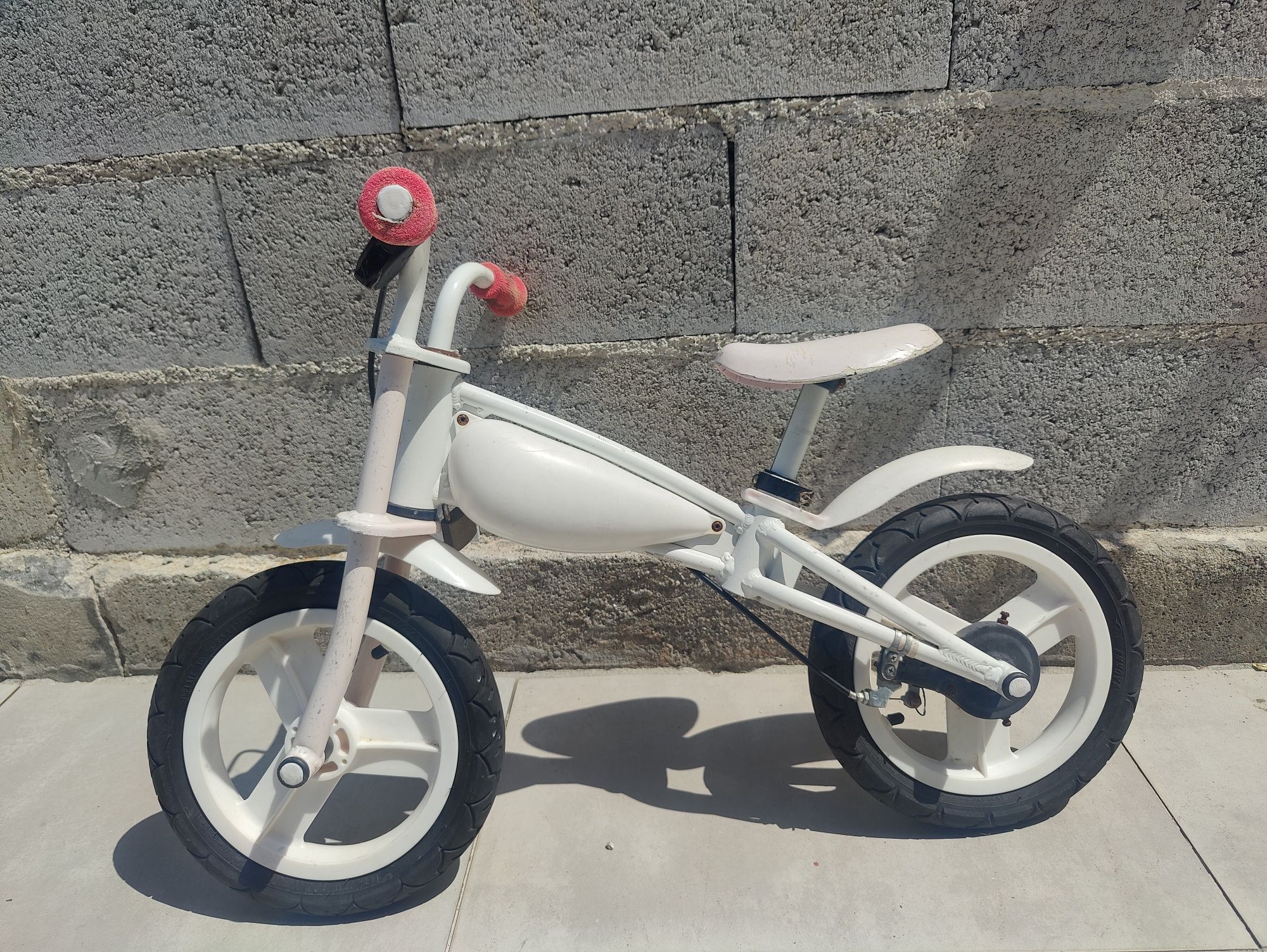 Bicicleta inicial sem pedais