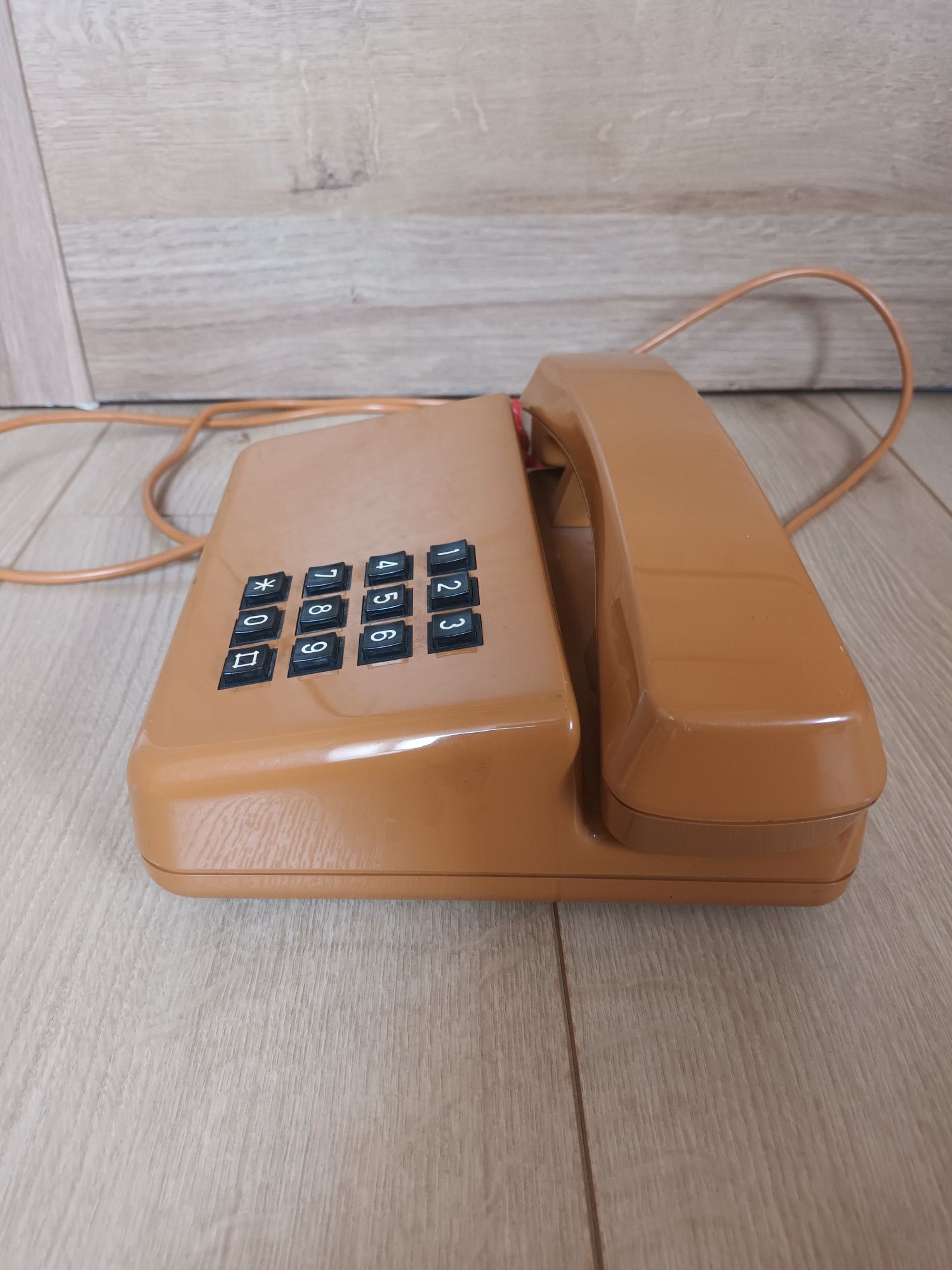 Telefon stacjonarny Telkom RWT Tulipan z 1986 roku
