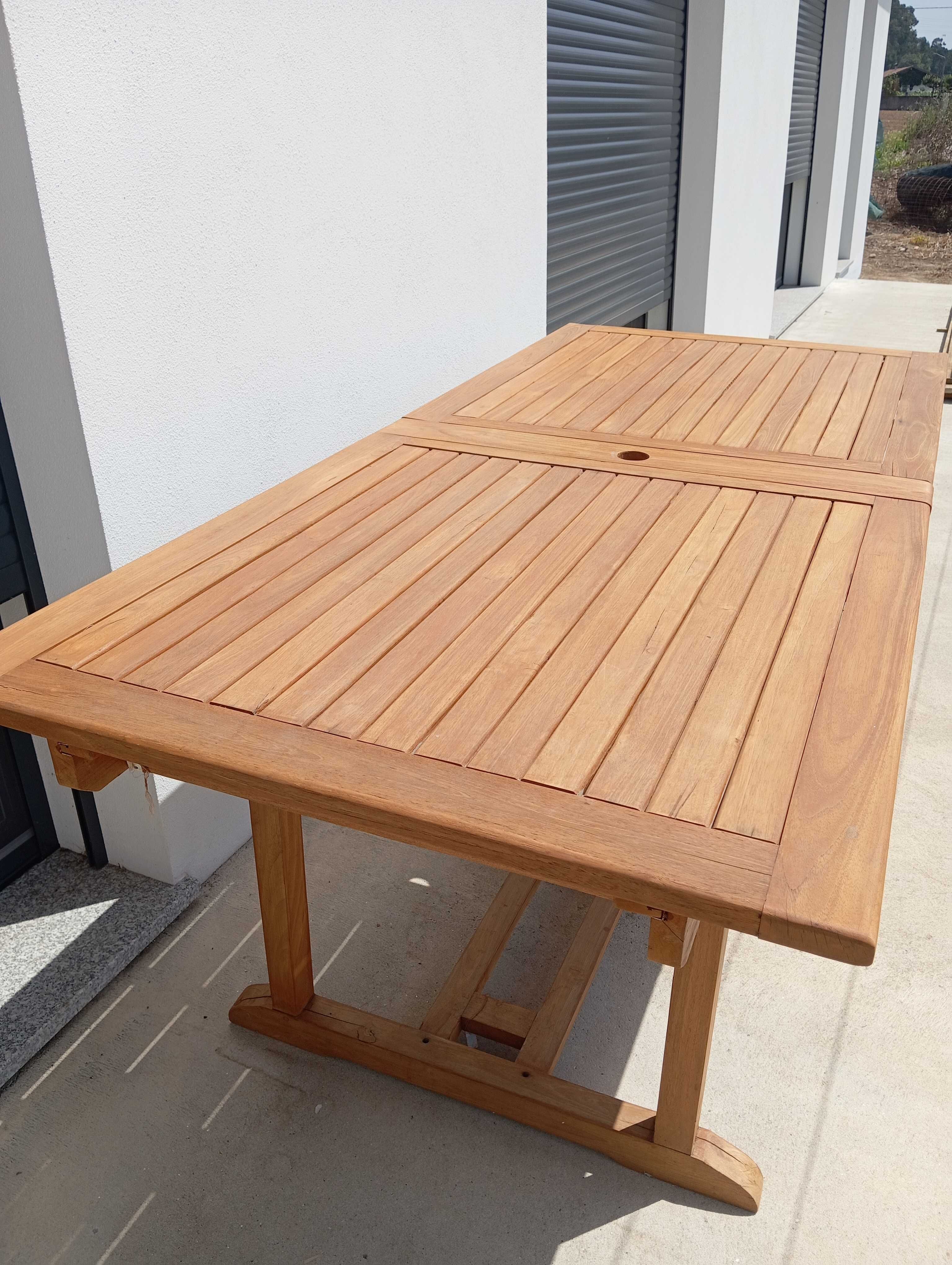 Mesa de refeição exterior/jardim em Teca