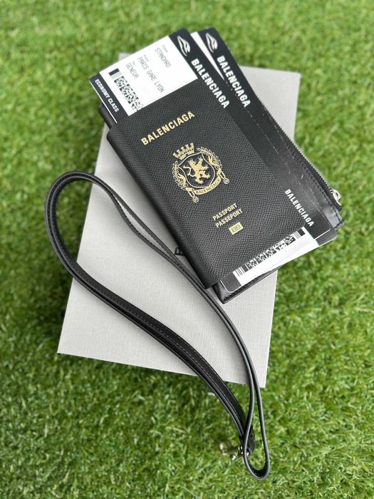 Сzarny skórzany portfel paszport Balenciaga