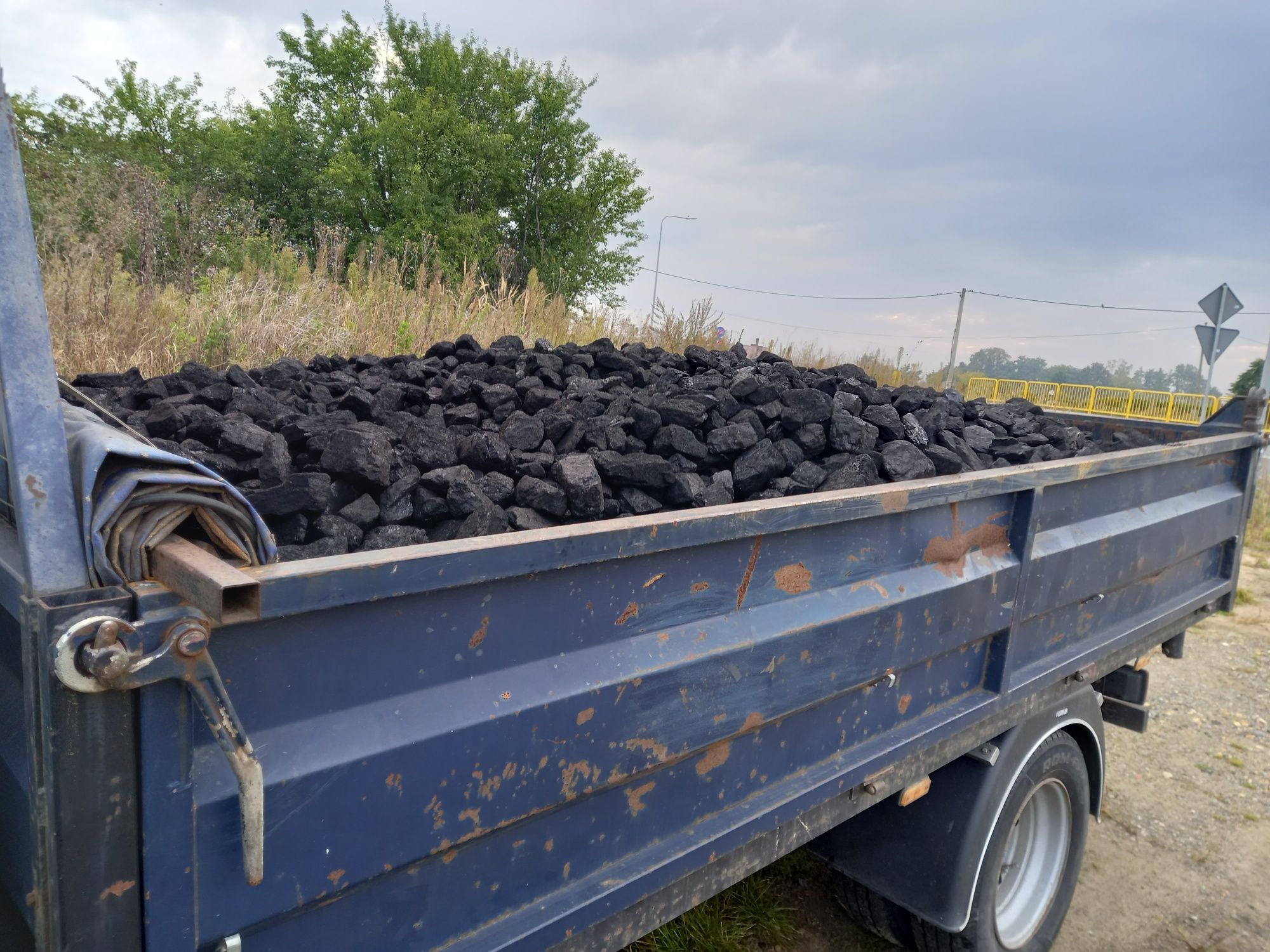 Transport węgla kamiennego opału drzewa drewna drewno odbiór gruzu tra