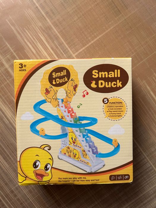 Гірка з каченятами small duck