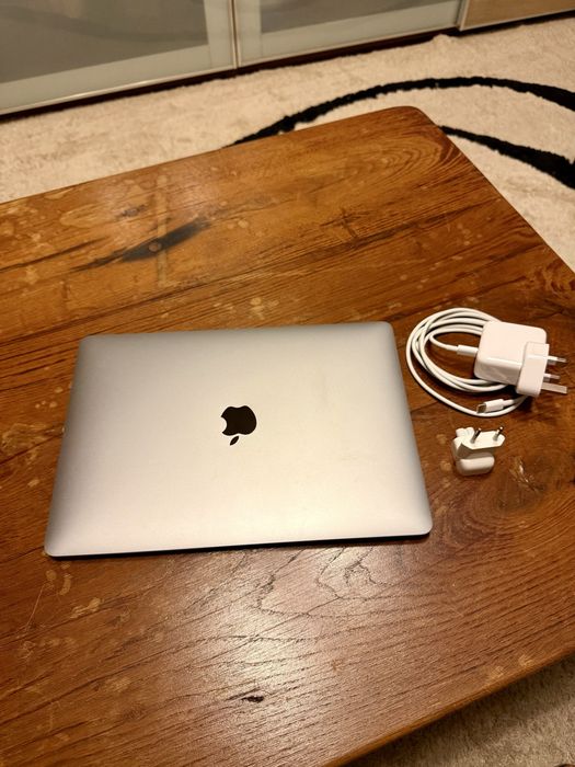 MacBook Air 13.3” M1 – 8GB / 256GB – Praticamente Novo