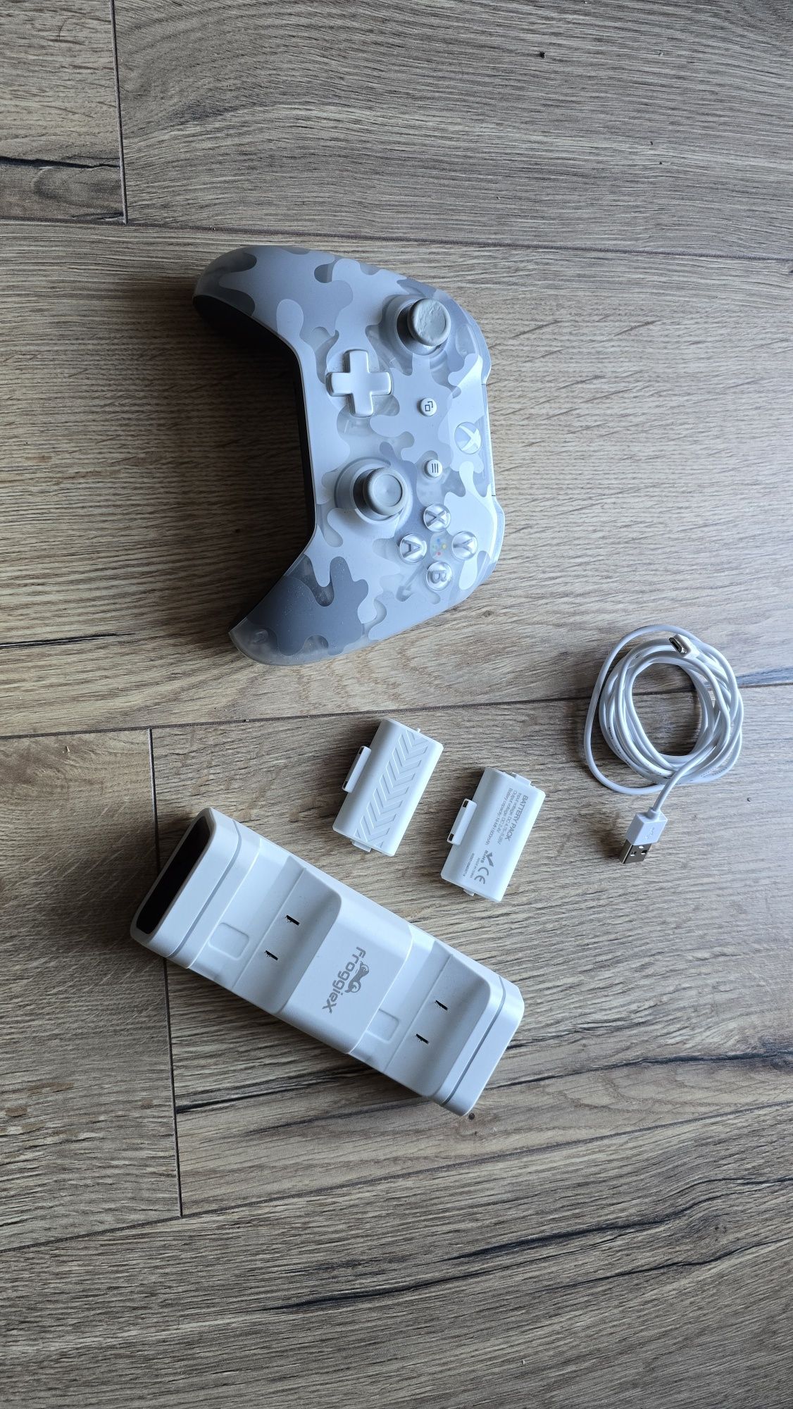 Pad XBOX ONE S X PC SERIES S X Artic Camo Moro + ładowarka FroggieX