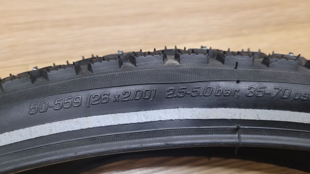 Opona zimowa z kolcami Schwalbe Marathon Winter Plus 26x2,00