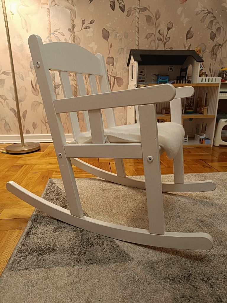 Biały fotel bujany Ikea Sundvik + nowy prosiaczek