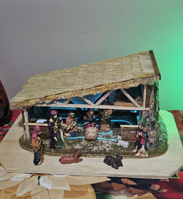 Szopka ze skałą z podświetleniem + 10 figurek.Ręcznie wykonana