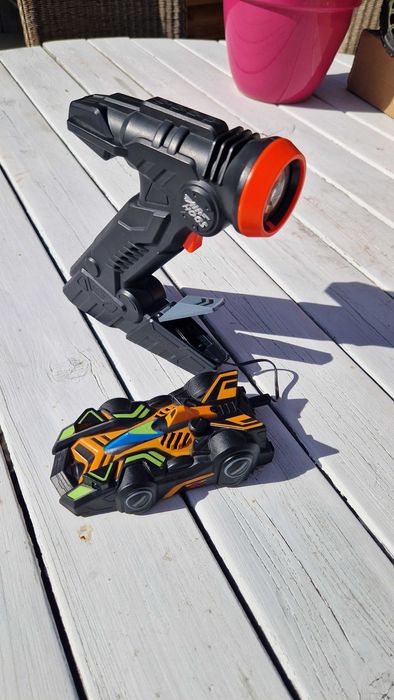 zdalnie sterowany samochodzik jeżdżący po ścianach i suficie