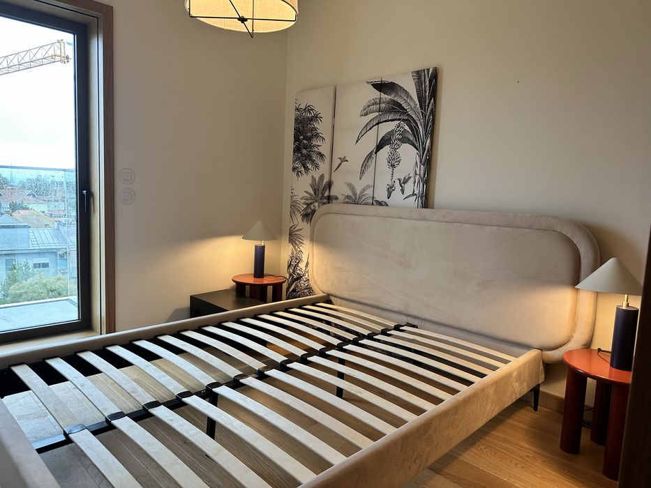 Quarto com cama e mesinhas novas