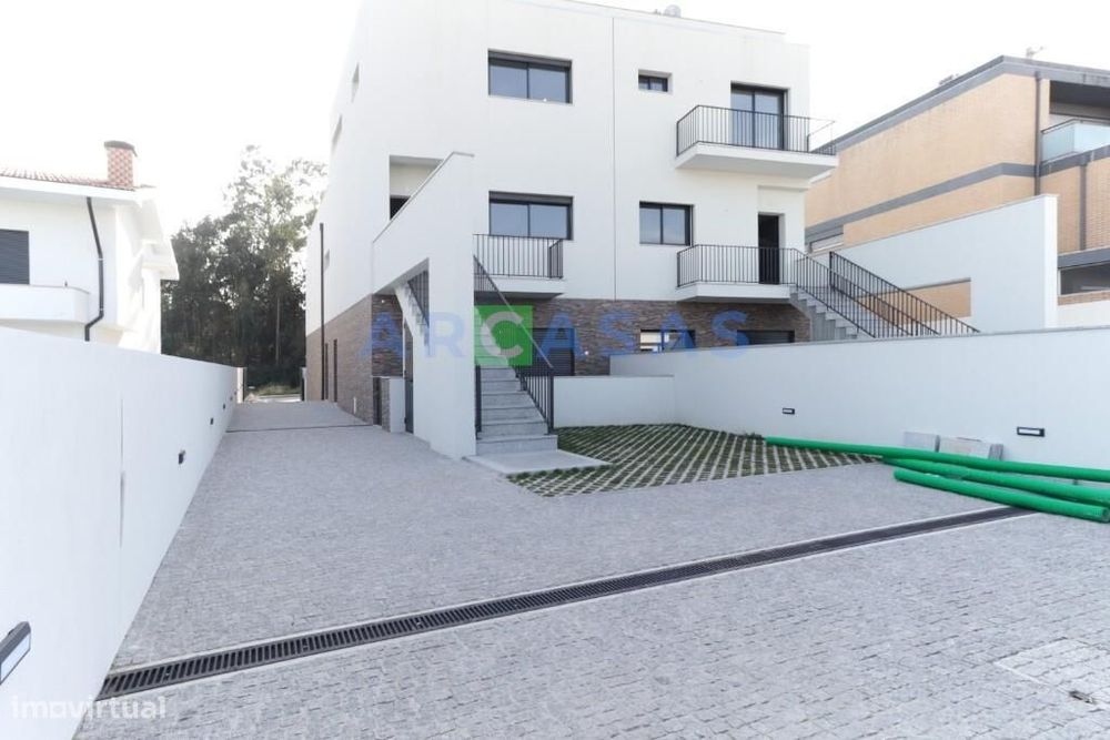 Andar moradia T3 duplex com terraço e 2 garagens em Alfena, Valongo
