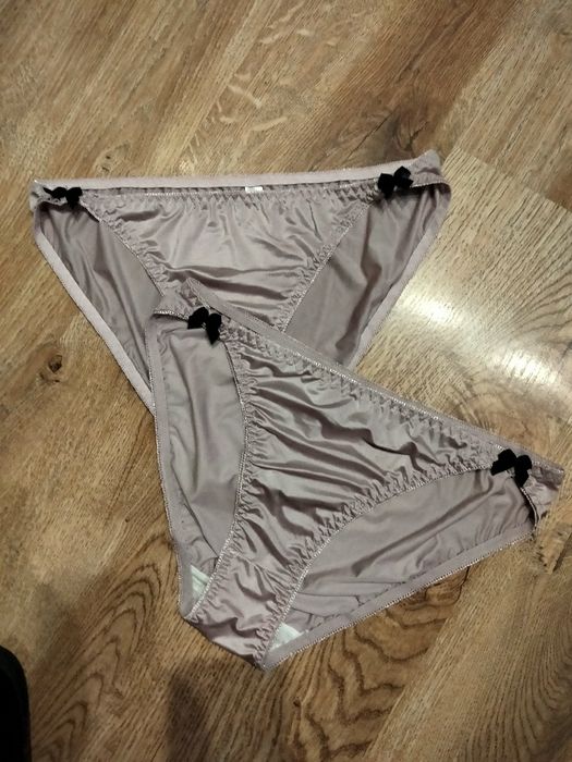 Різні в фото,шикарні трусики,атласні,трикотажні.Маю багато білизни.