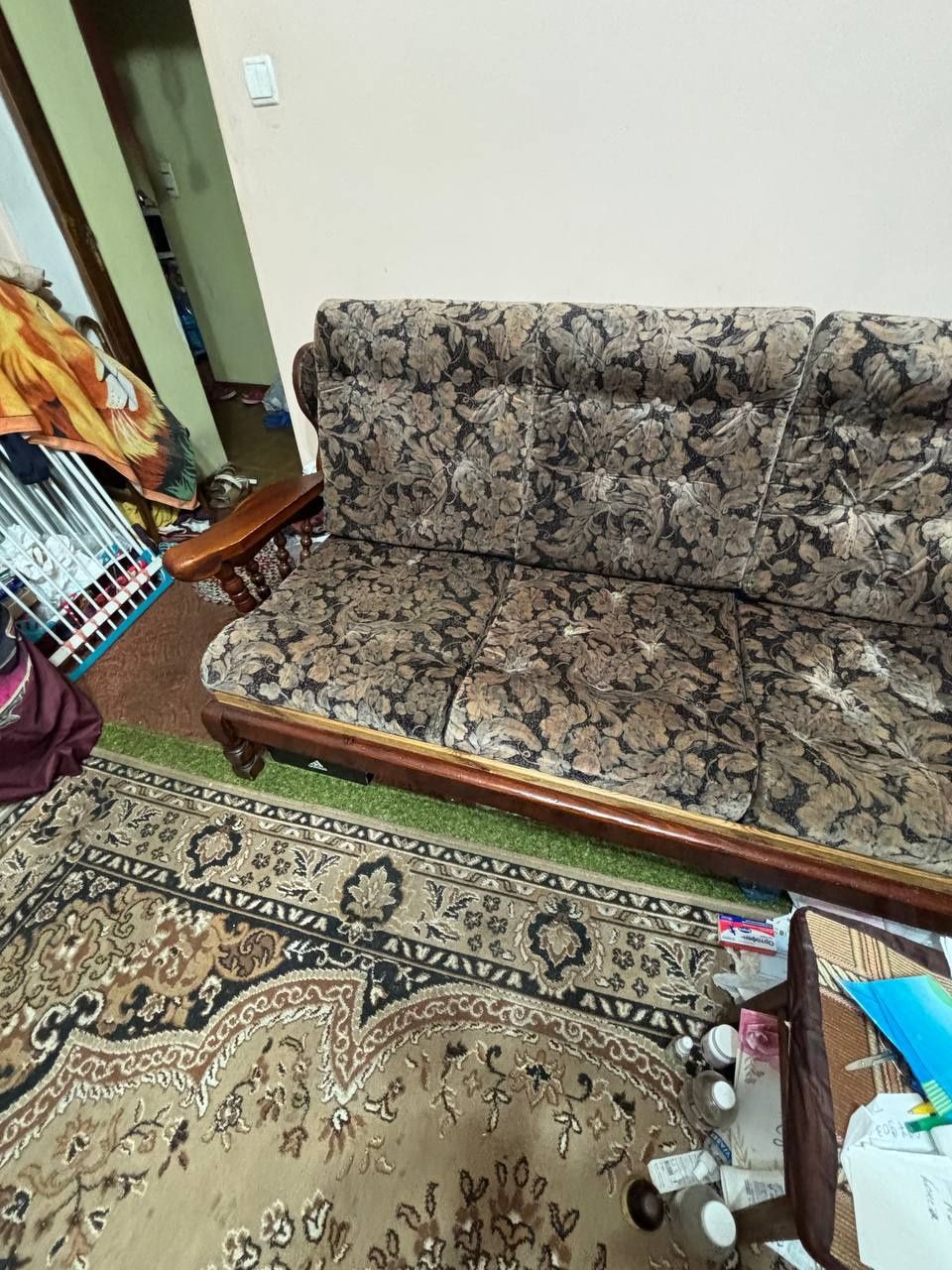 Розкладний диван-ліжко та два крісла.