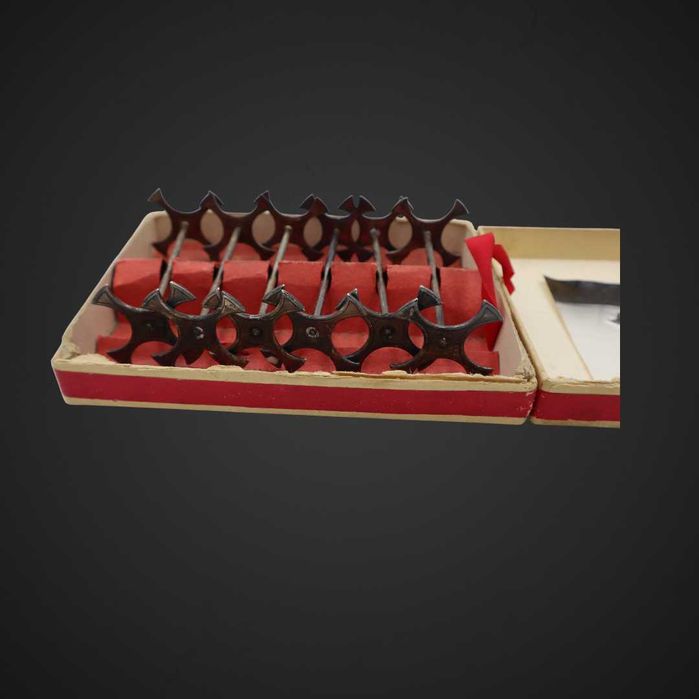 Zestaw metalowych koziołków pod sztućce w pudełku b51/102160