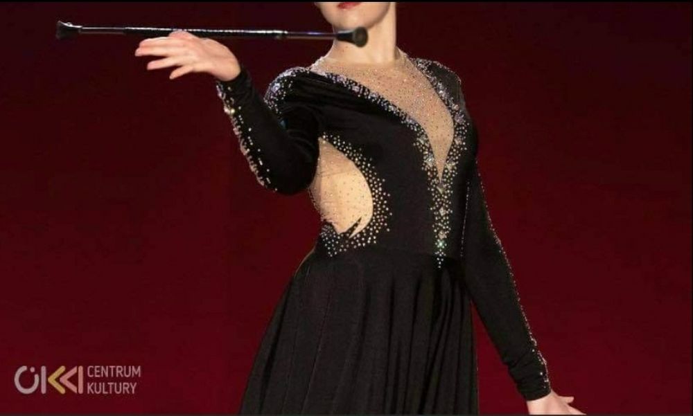 Strój do tańca wyszywany kamieniami Swarovskiego