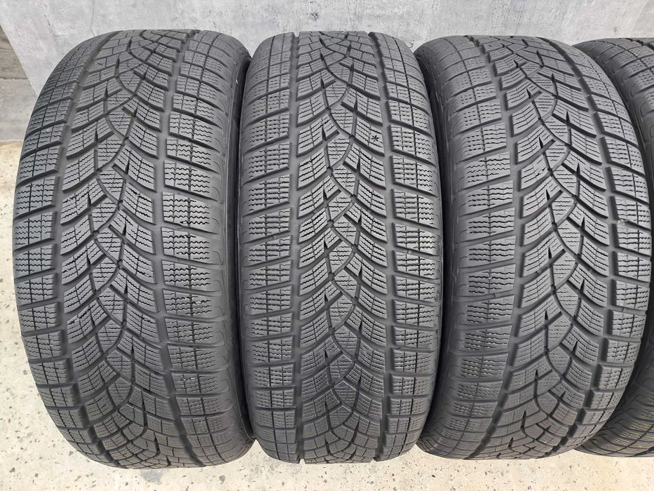 Резина зимова, Good Year Ultra Grip Performance + 235\55 R17