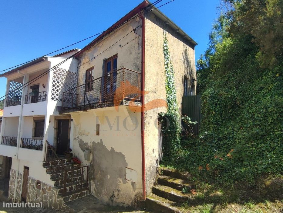 Casa para recuperar no centro de Vila Cova de Alva (Arganil)