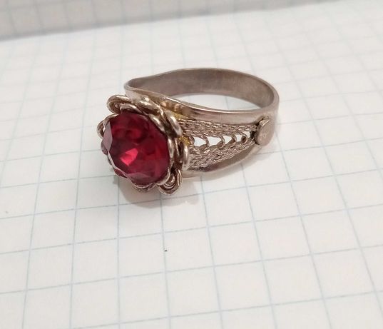 Кольцо перстень с красным камнем Мельхиор Бижутерия СССР винтаж