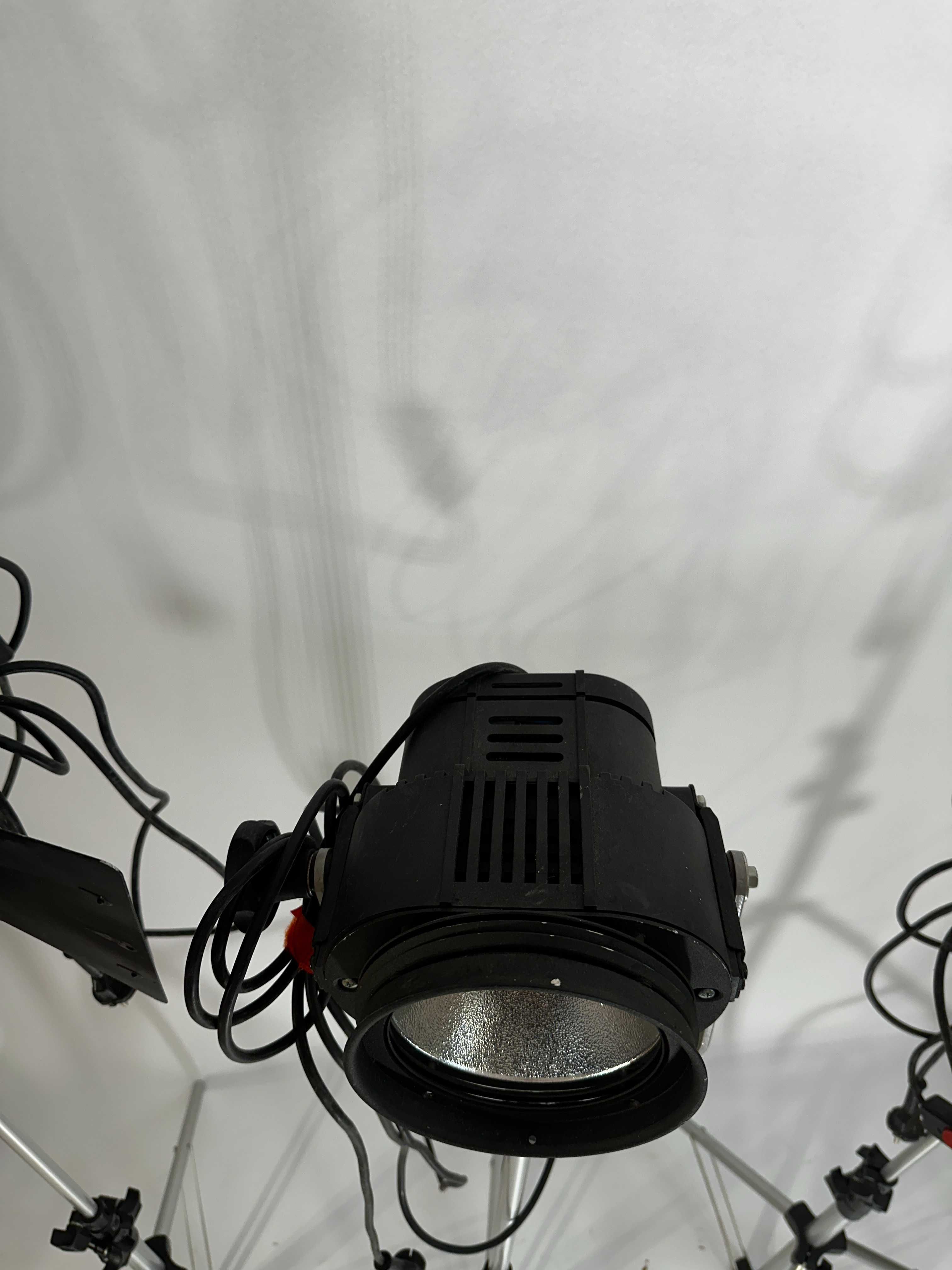Lampy studyjne telewizyjne teart fotografia na statywie firmy kobold.