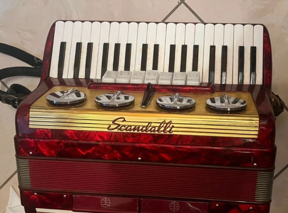 3 voz Acordeão Scandalli Brevetto 120 baixos Italia Teclas Piano

Vend