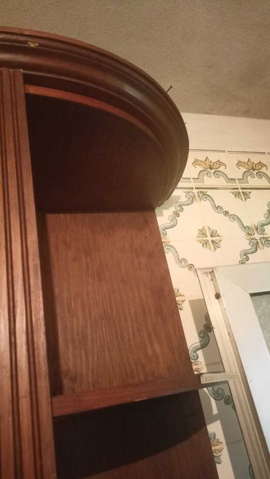 armário usado em livraria e também como garrafeira