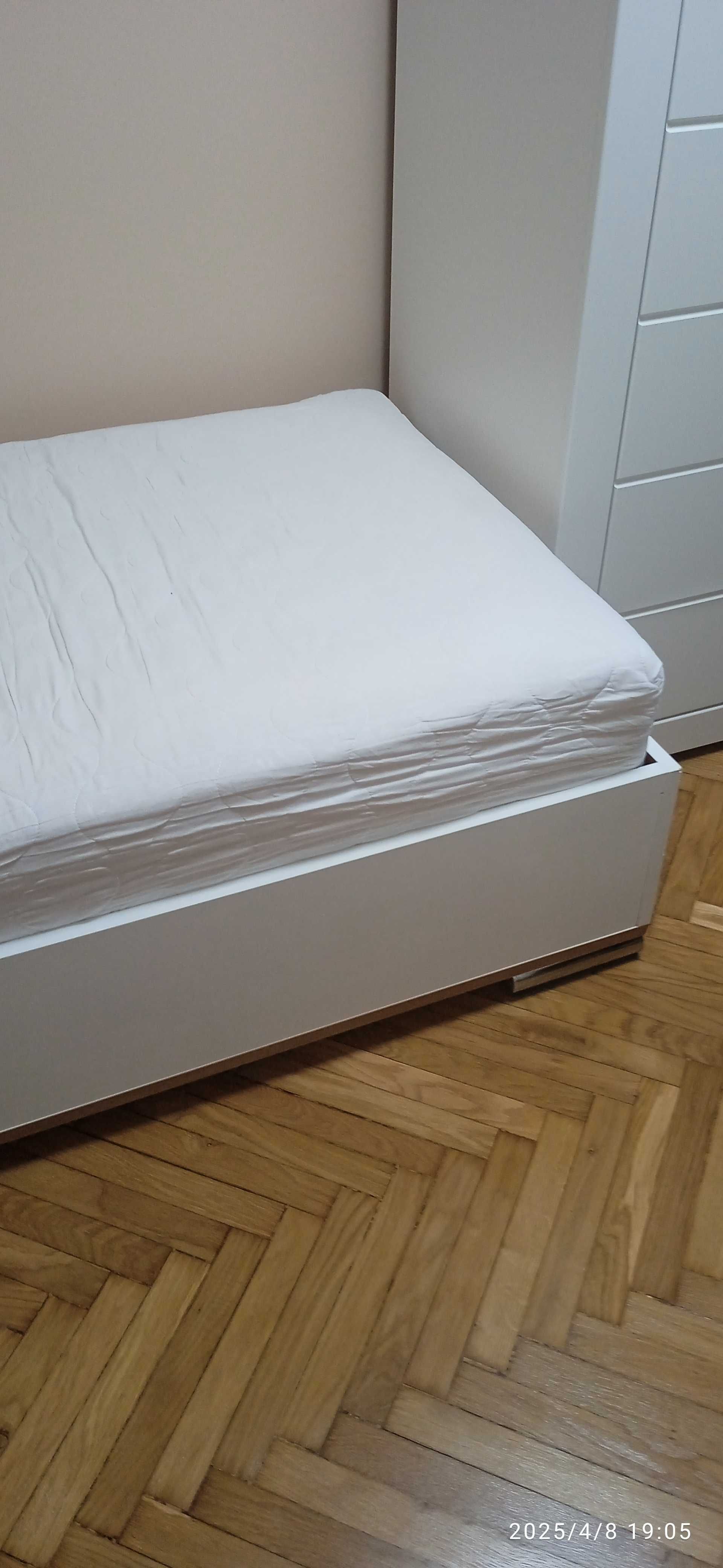 Sprzedam pojedyncze łóżko z materacem.