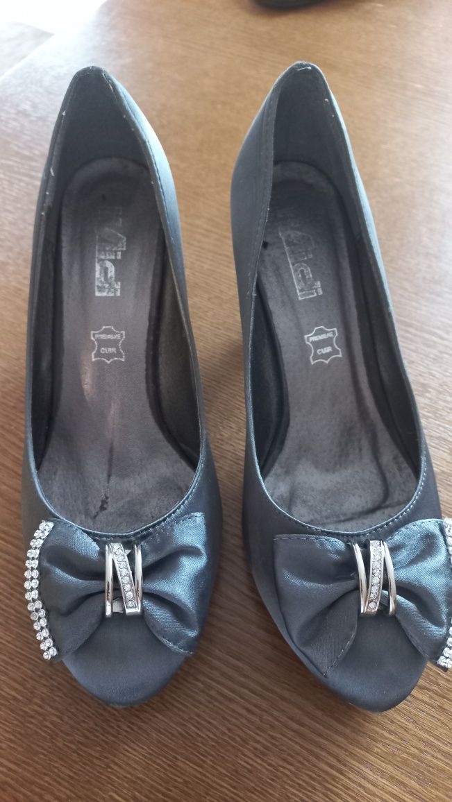 Buty na obcasie 38