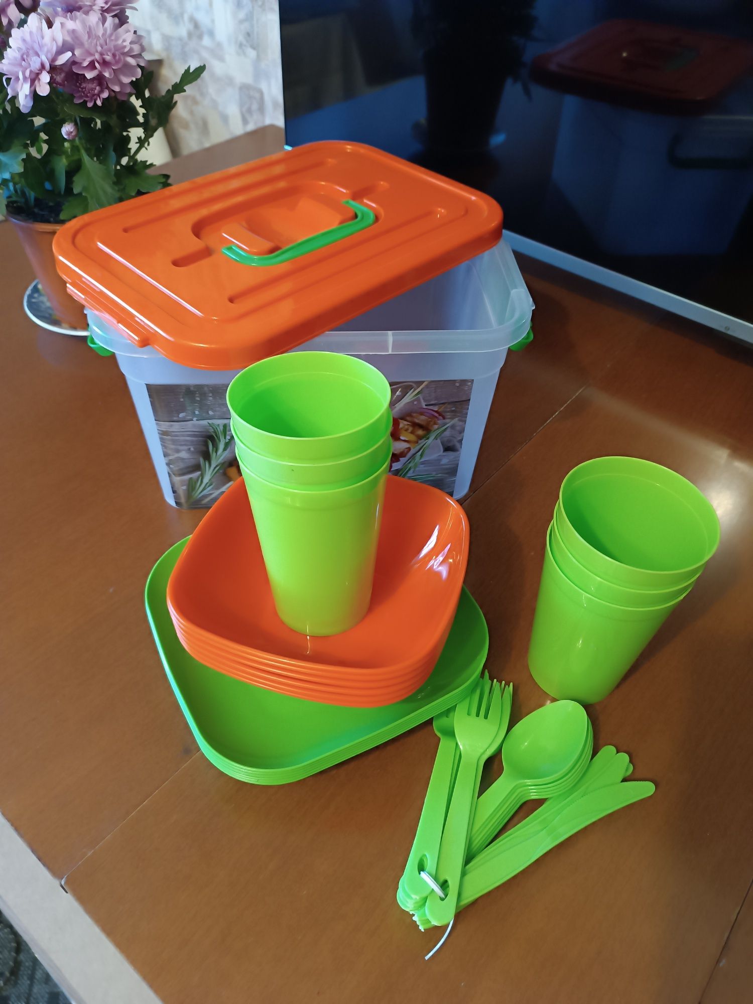 Набір пластикового посуду для пікніка на 6 персон