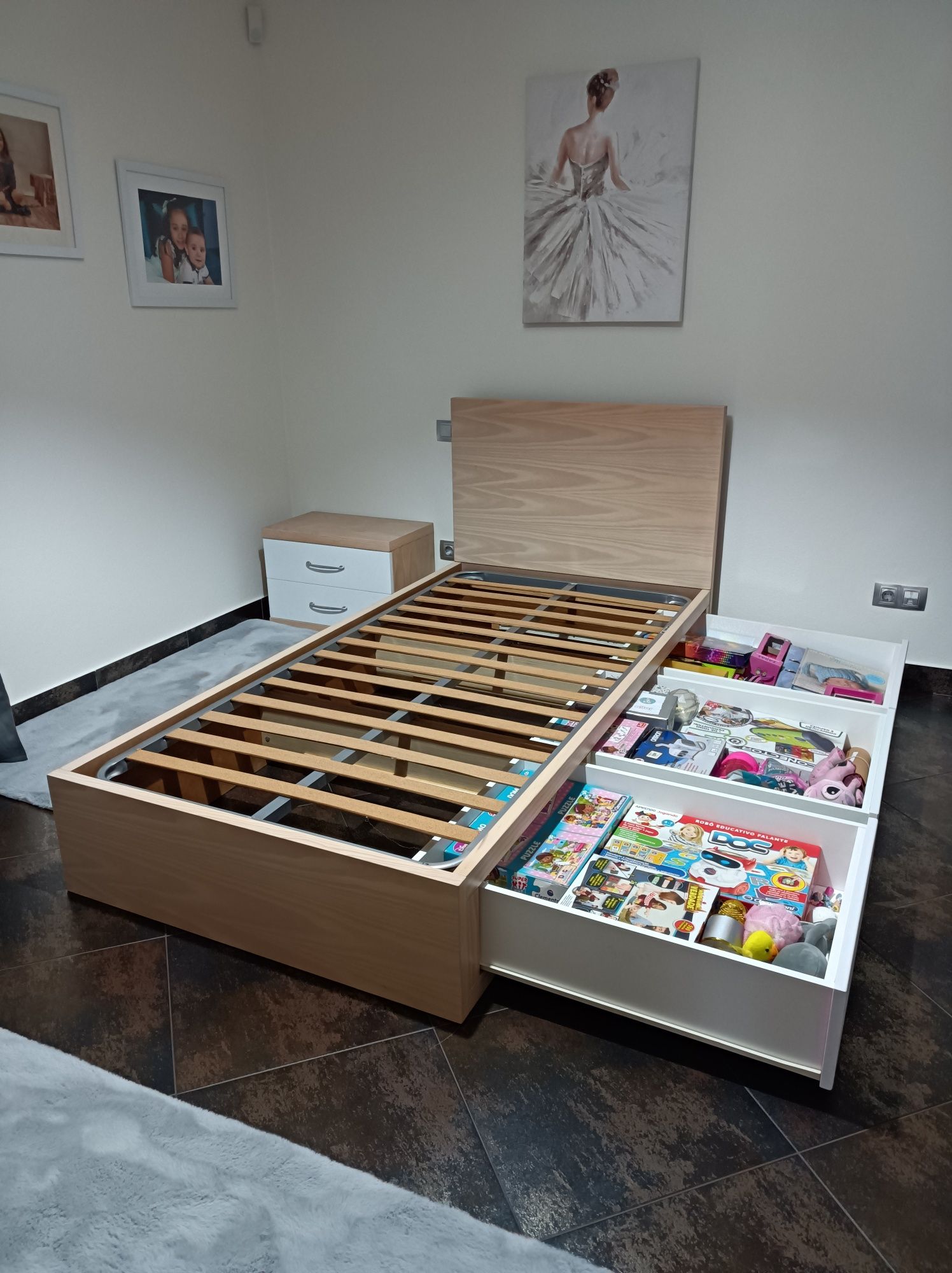 Cama com 3 gavetas e mesa cabeceira