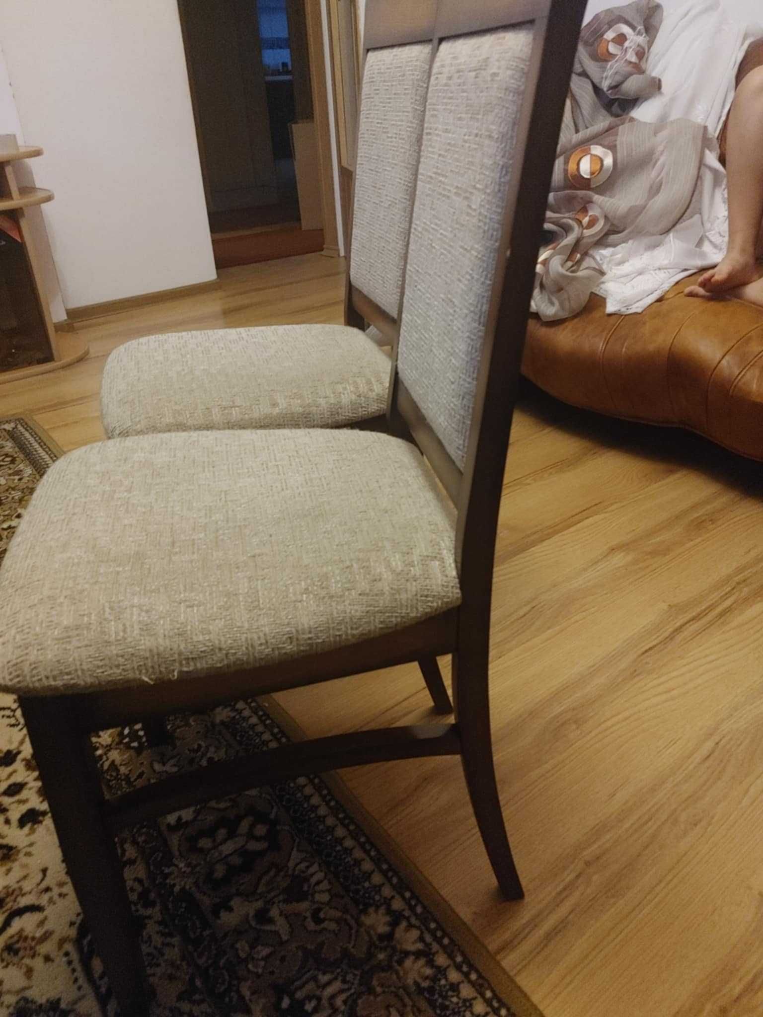 Sprzedam drewniany solidny stół z krzesłami w bardzo dobrym stanie.