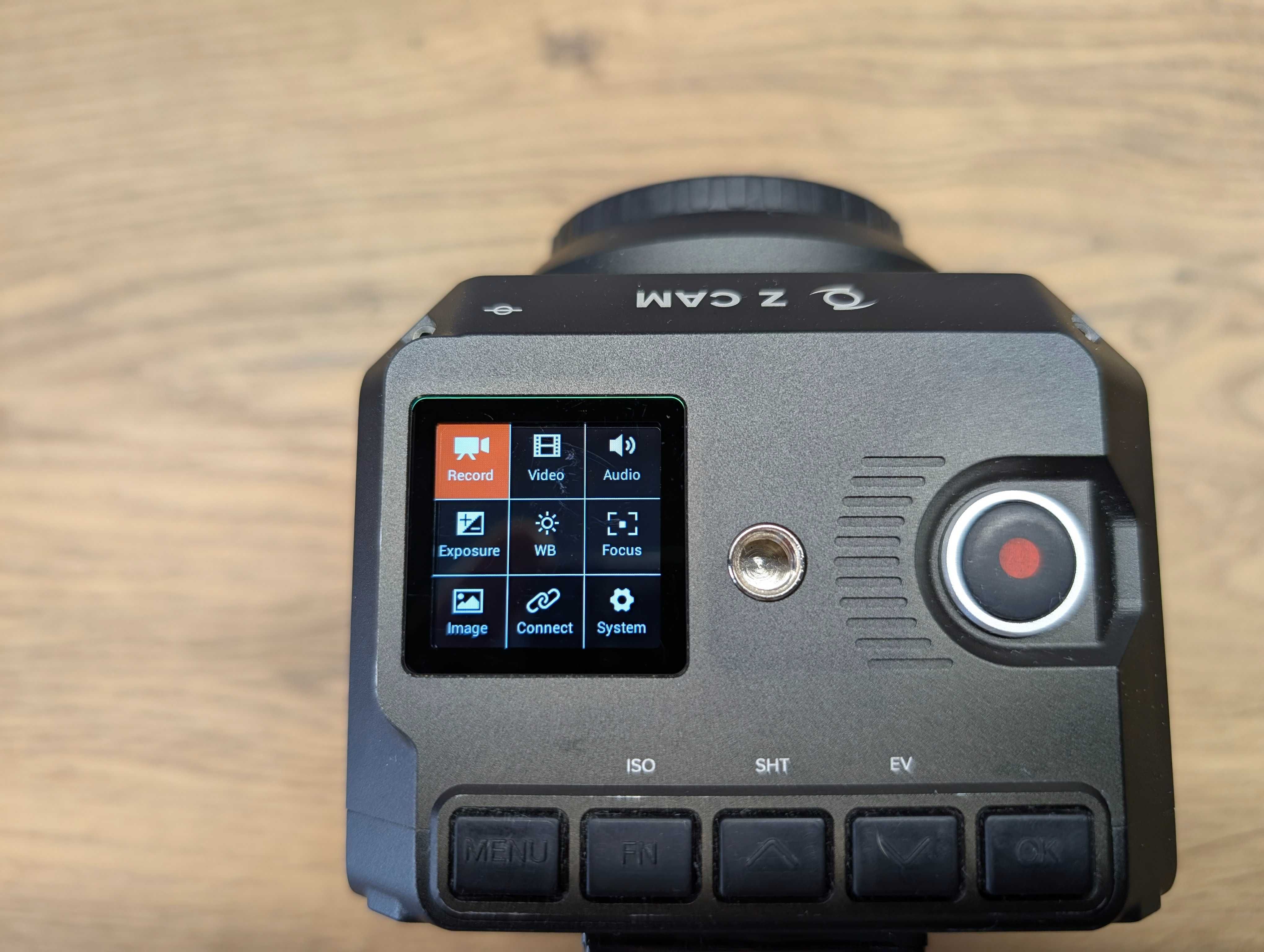 Kamera ZCAM E2 + klatka SmallRig + uchwyt NATO ze slotem na SSD T5