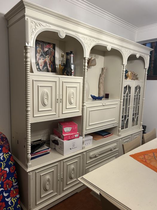 Conjunto Sala de Jantar – Mesa, 6 Cadeiras e Móvel Aparador/Vitrine