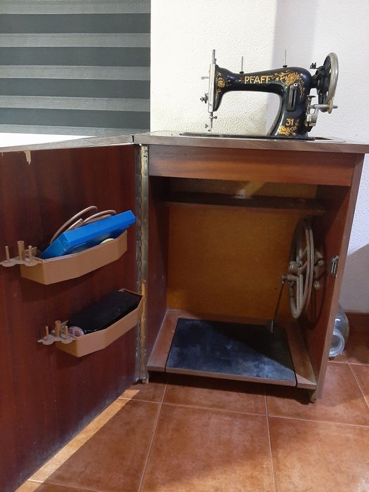 Máquina de costura antiga.