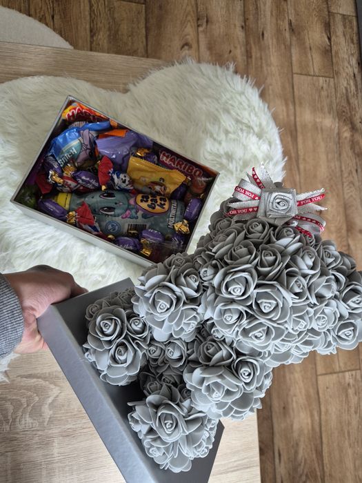 Prezent Miś z pudełkiem słodyczy