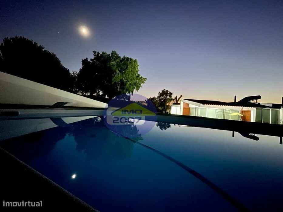 Moradia V4 de arquitetura moderna, térrea e com piscina!