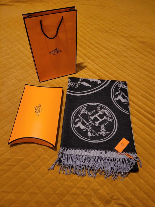 Czarny kaszmirowy szalik hustka w pudełku