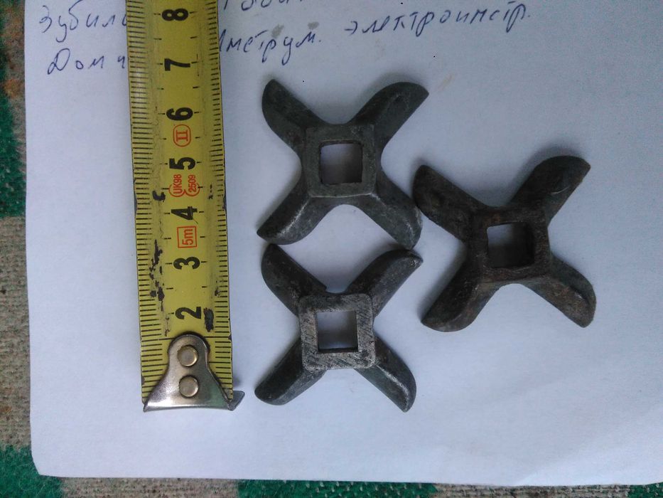 Мясорубка ручная СССР (чугунная) 1979 г. и насадки к ней.