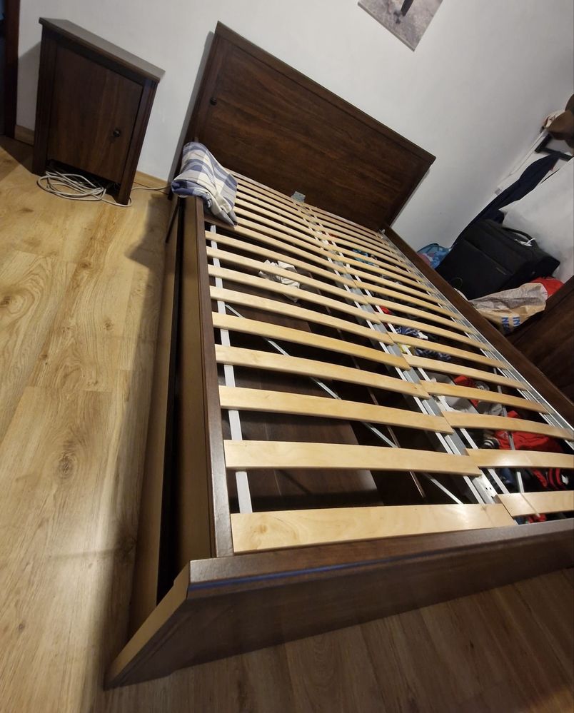 Cama + mesa de cabeceira