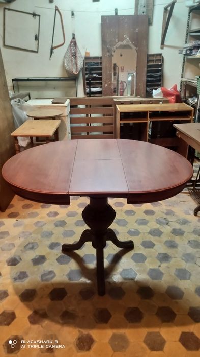 Mesa de madeira maciça com 3 cadeiras