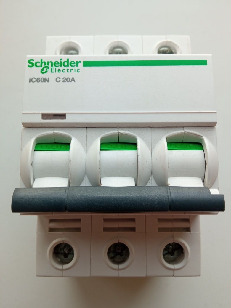 Автоматический выключатель Schneider Electric  CS30323