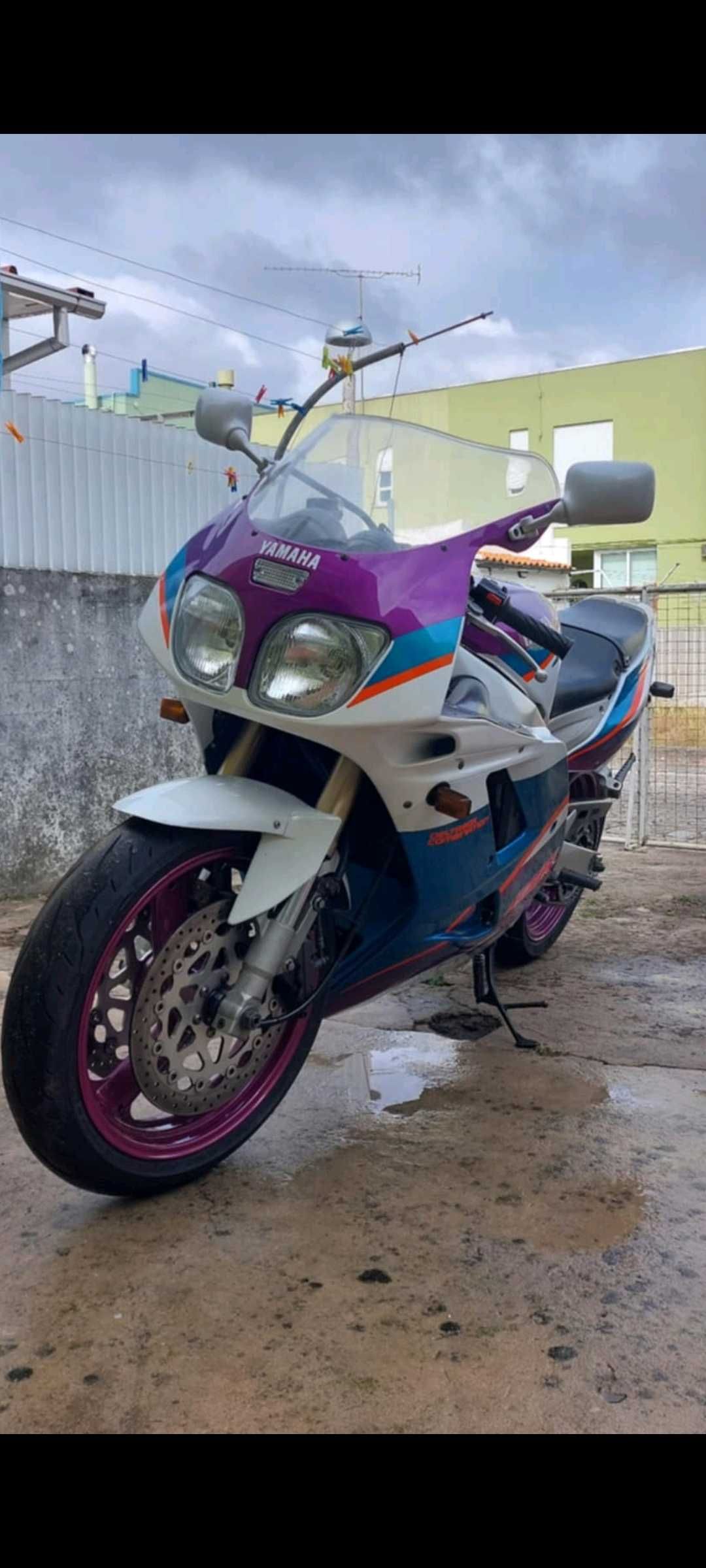 Clássica  .yamaha  fzr .mota de pista