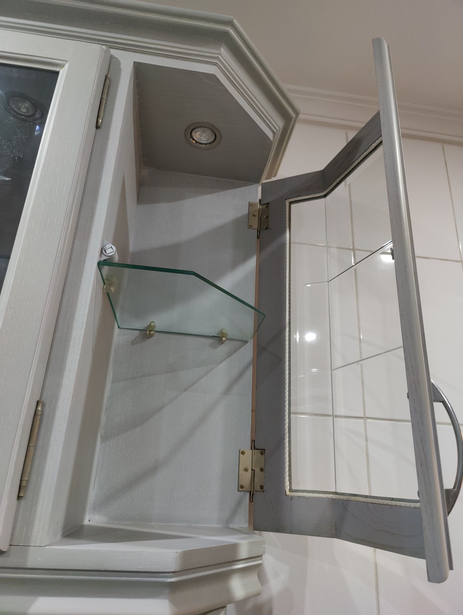 Armário de cozinha com vidro e iluminação interior