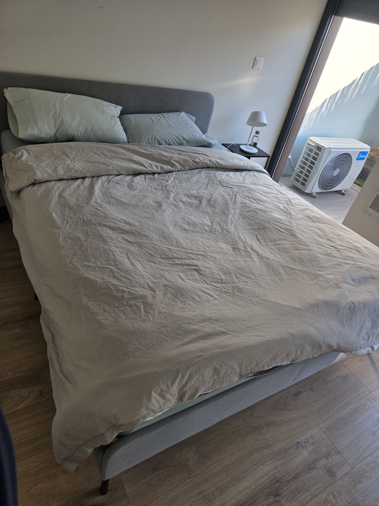 Cama e colchão de molas ensacadas IKEA