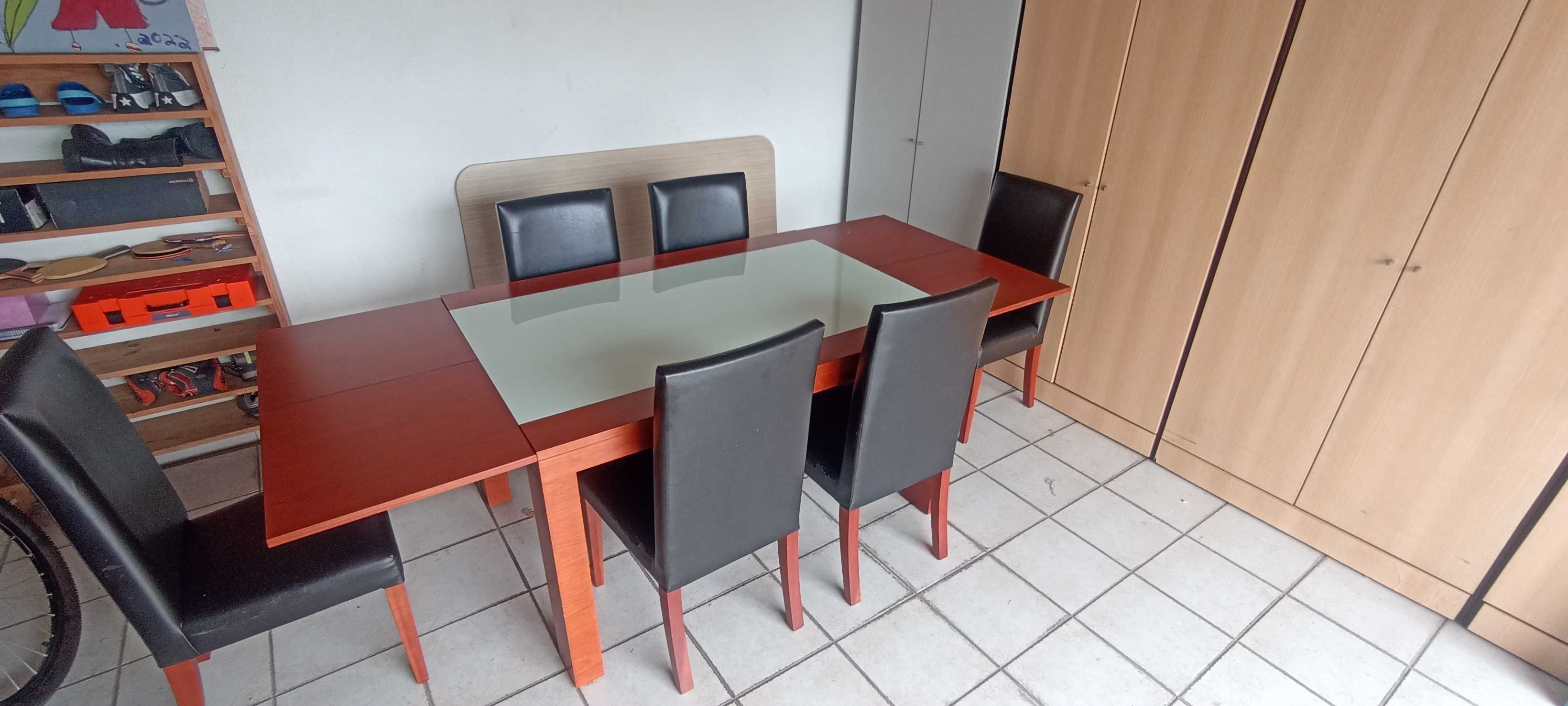 Mesa de jantar folheada a cerejeira