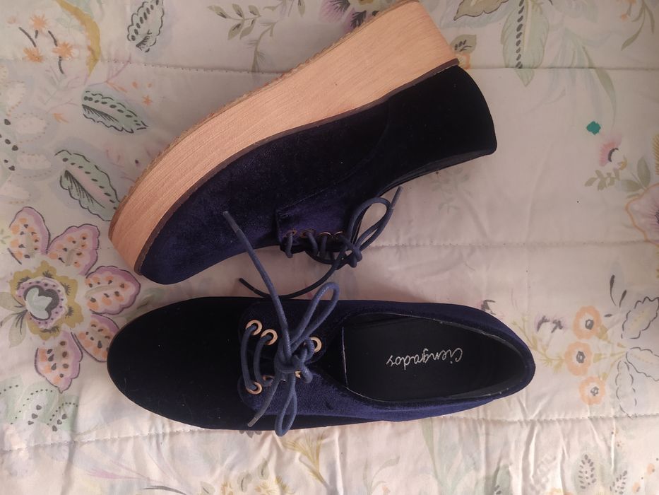 Sapatos Novos em veludo azul, tam. 36